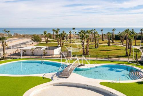 una imagen de una piscina en un resort en Casa Bibi Ivan Luxury Homes 4ªPlta Sur 1ªLinea, en Oropesa del Mar