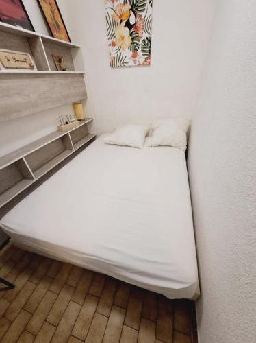 Cette chambre comprend un grand lit blanc. dans l'établissement Le confort près de la plage, au Grau-du-Roi