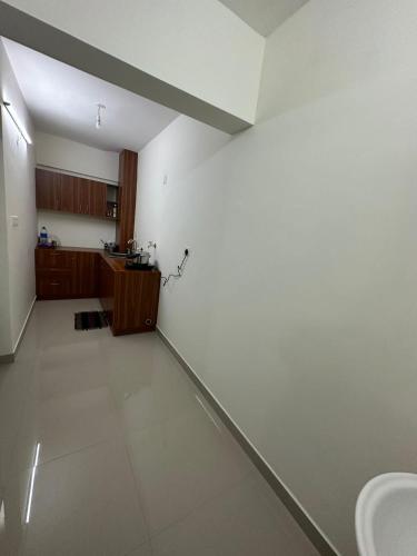 una habitación vacía con fregadero y cocina en Platinum Suits Nedumbassery, en Nedumbassery