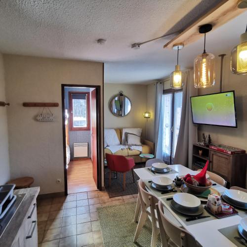 Il comprend une cuisine et un salon avec une table. dans l'établissement Les Campanules-Centre station, à Risoul