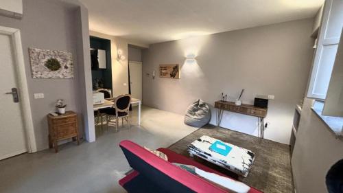 una sala de estar con un sofá y una mesa en La casa di zoe, en Roma