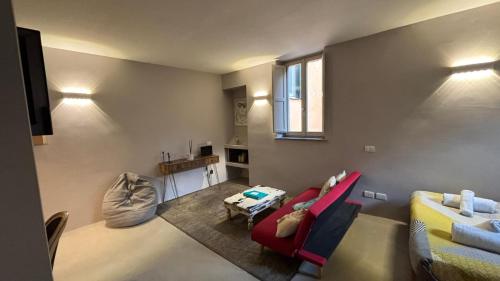 una sala de estar con un sofá y una mesa en La casa di zoe, en Roma