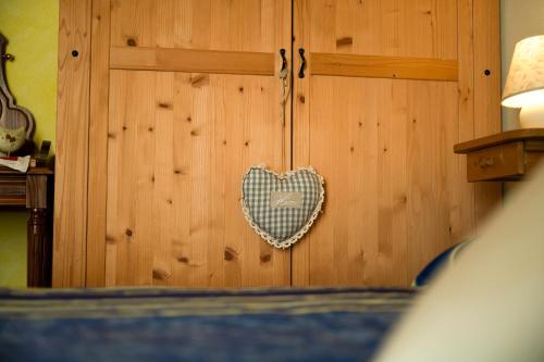 a wooden wall with a heart hanging on it at Agriturismo Spigolo in Avesa
