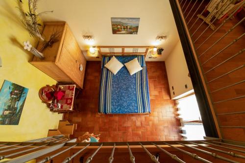 a staircase with a window and a curtain at Agriturismo Spigolo in Avesa