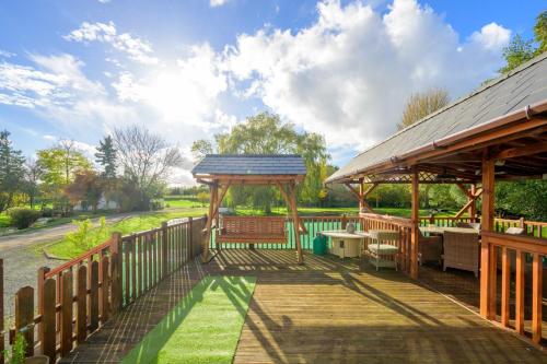 Κήπος έξω από το Home with Natural Mineral Spring Water near Stamford