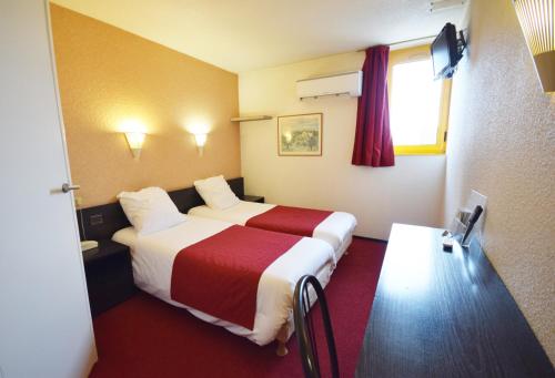 Cette chambre comprend un grand lit et une fenêtre. dans l'établissement Best Hotel Sancé - Mâcon, à Mâcon