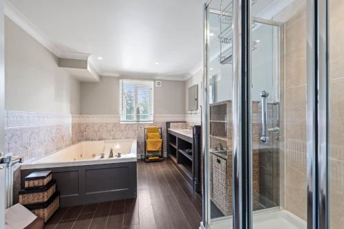 Ένα μπάνιο στο Home with Natural Mineral Spring Water near Stamford