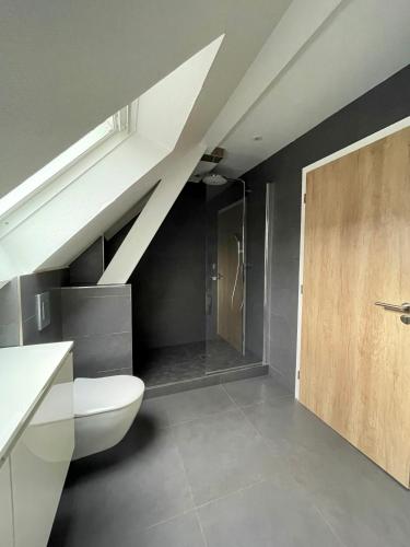 une salle de bain avec toilettes, lavabo et douche dans l'établissement Le Relais de la Rob, à Strasbourg