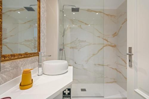 Koupelna v ubytování Exquisite Ocean Apartment by Homie