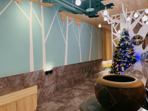 a christmas tree in a room with a vase at 新仕飯店-New City Hotel in Taipei