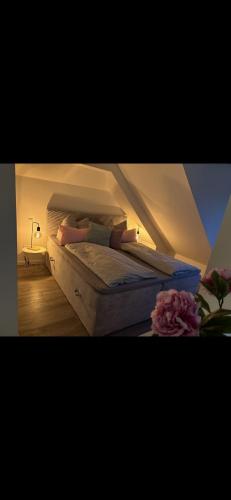 two people laying on a bed in a room at Ferienwohnung am Bürgerpark in Bremerhaven