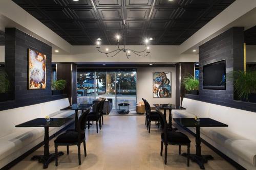 a dining room with tables and chairs in a restaurant at Hotel Duval, Autograph Collection in Tallahassee