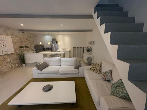 - un salon avec un canapé blanc et un escalier dans l'établissement Le cocon bianco Arles centre, à Arles