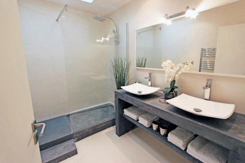 une salle de bain avec deux lavabos et une douche dans l'établissement Le cocon bianco Arles centre, à Arles