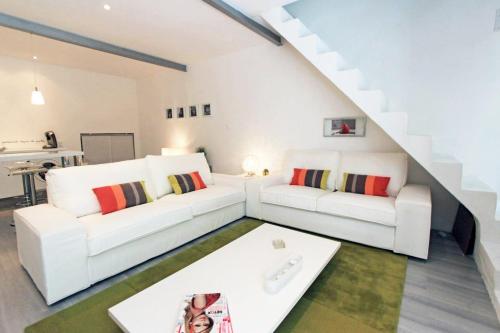 - un salon avec deux canapés blancs et une table dans l'établissement Le cocon bianco Arles centre, à Arles