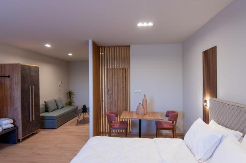 Postel nebo postele na pokoji v ubytování KOSMAPOLITAN hotel