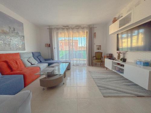 un salon avec un canapé et une table dans l'établissement Lumineux Central avec box, proche plage,centre, saint raphael, à Saint-Raphaël