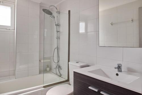 ein Badezimmer mit Dusche, Toilette und Waschbecken in der Unterkunft Villa Nefeli Periyali in Vasilikos