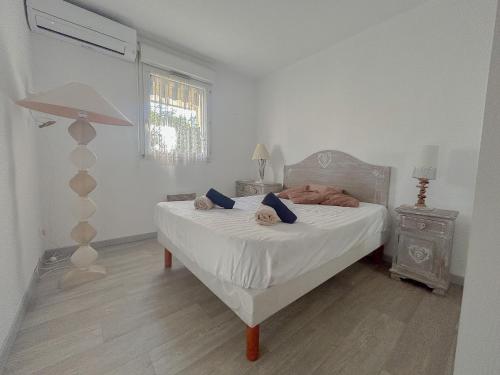 - une chambre avec un lit et une lampe dans l'établissement Central avec jardin, piscine parking 150 m plage, Fréjus, à Fréjus