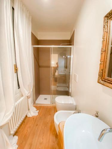 Un baño con ducha, inodoro y lavabo. en San Polo Luxury Suites in Venice, en Venecia