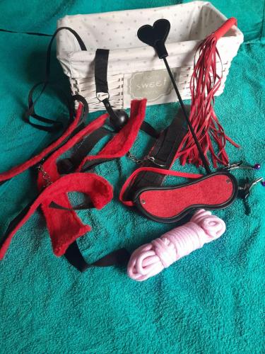 a pair of scissors and a pair of pink socks at Love-Room Spa de la TRUFFIERE in Bertric-Burée
