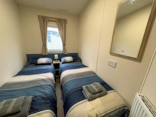 Katil atau katil-katil dalam bilik di Pass the Keys Cosy 3BR Getaway in Beautiful Country Park