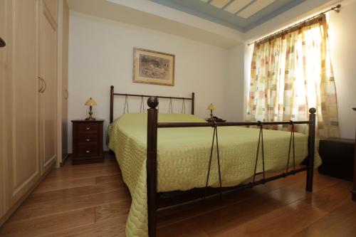 Ένα ή περισσότερα κρεβάτια σε δωμάτιο στο Avgerinos Hotel