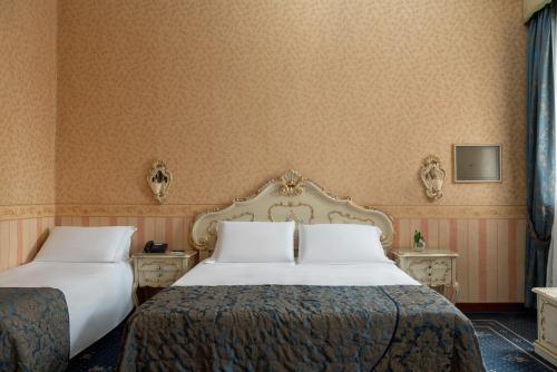 Una cama o camas en una habitación de Hotel Montecarlo
