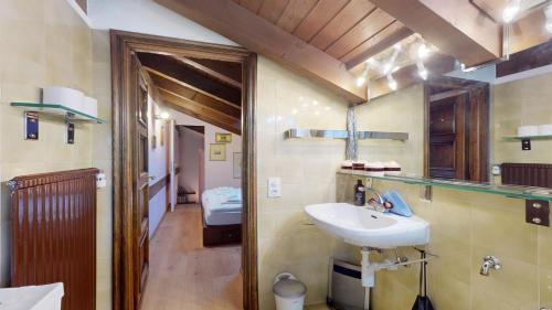 a bathroom with a sink and a mirror at Ste 10 in Celerina