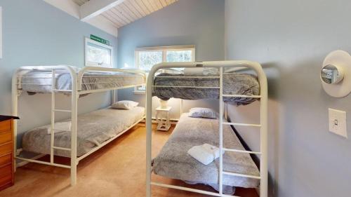 Ένα ή περισσότερα κρεβάτια σε δωμάτιο στο Silver Spring Chalet Brought to you by GetAway Vacations
