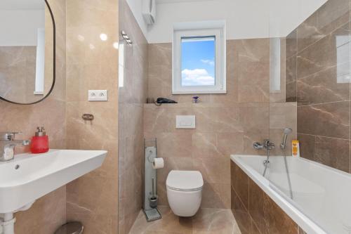 y baño con lavabo, aseo y bañera. en AH Galvaniho Free Parking, en Bratislava