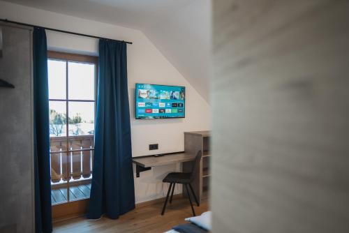 Televisyen dan/atau pusat hiburan di Chalets und Apartments Hauserhof Nassfeld