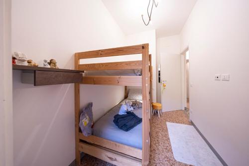 a small bedroom with bunk beds in a room at Casa Vahle in Dozza