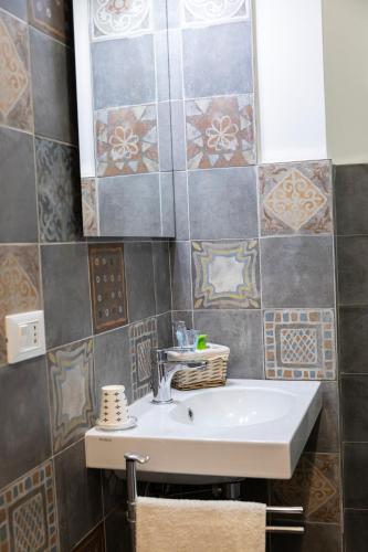 a bathroom with a sink and a mirror at Casa Vahle in Dozza