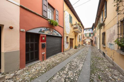 an empty street in an alley between buildings at Casa Vahle in Dozza