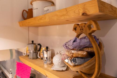 a basket of bread on a shelf in a kitchen at Casa Vahle in Dozza