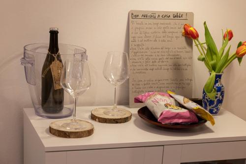a table with two wine glasses and a bottle of wine at Casa Vahle in Dozza