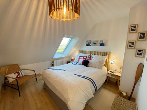 Giường trong phòng chung tại TADORNES 2 - Appartement duplex Carnac, Piscine - T130