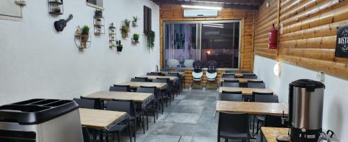 a row of tables and chairs in a restaurant at אחוזת איריס הגליל - וילה וסוויטות מושלמות עם בריכה מחוממת in Migdal