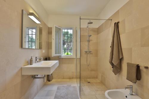 un baño con lavabo y ducha en Salento - Casa Pietrastella, en Presicce