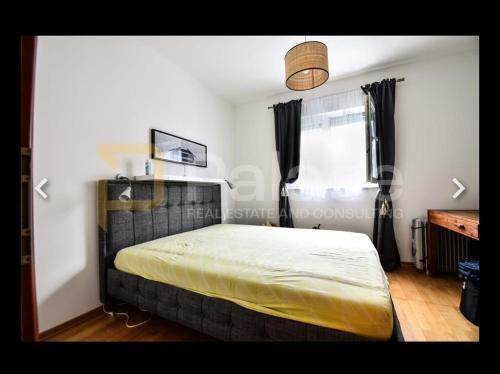 un dormitorio con una cama y una ventana en Chatarina Apartment, en Trogir