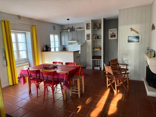une cuisine et une salle à manger avec une table et des chaises dans l'établissement ღ Le Gouverneur, Proche du port, Parking & Jardin, à Saint-Martin-de-Ré
