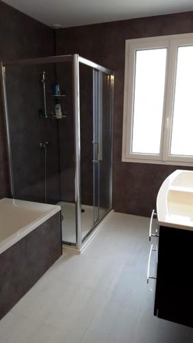 une salle de bain avec une douche, une baignoire et un lavabo dans l'établissement maison île de Ré avec piscine chauffée et vélos, au Bois-Plage-en-Ré