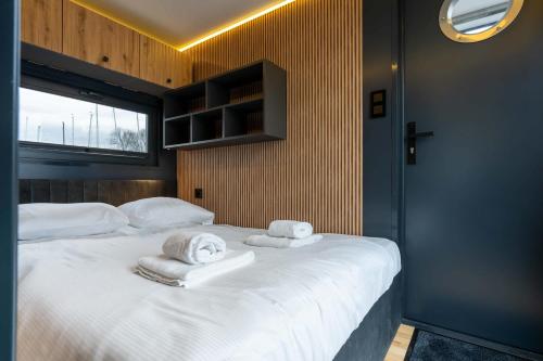 Katil atau katil-katil dalam bilik di NEW Hello Zeeland - Houseboat de Arne