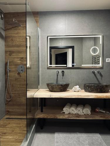 une salle de bain avec deux lavabos et un miroir dans l'établissement Le Nid de la Cathédrale, à Colmar