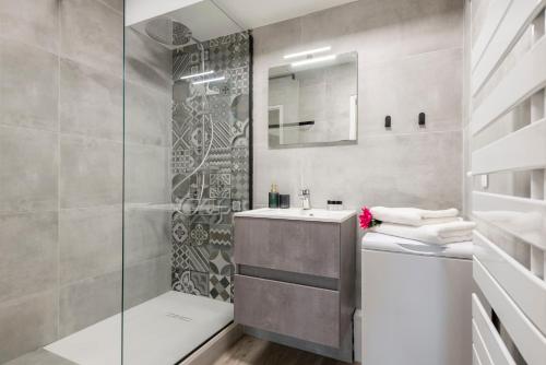 a bathroom with a sink and a shower at Agora by Kleidos - Bel appartement T3-6 personnes, Disney 10 mn, parking gratuit in Magny-le-Hongre