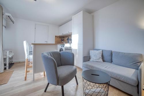 un salon avec un canapé et une table dans l'établissement Studio 2 personnes, à Passy