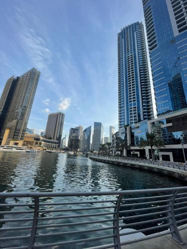 Udsigt til Dubai Marina eller udsigt til byen taget fra hotellet