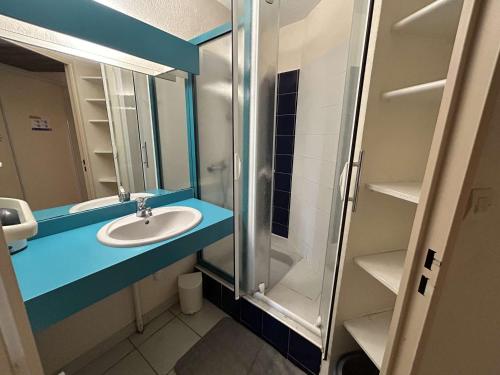 une salle de bain avec un lavabo et une douche dans l'établissement Port Camargue, T2 climatisé, terrasse, parking, animaux admis - FR-1-250-219, au Grau-du-Roi