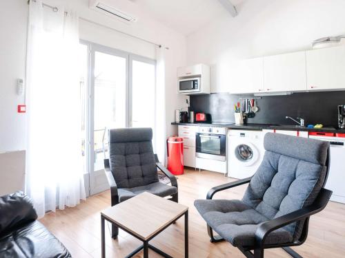 un salon avec deux chaises et une table dans l'établissement Pavillon Climatisé avec Mezzanine, WIFI et Parking Privé - Gruissan Les Ayguades - FR-1-409-187, à Gruissan